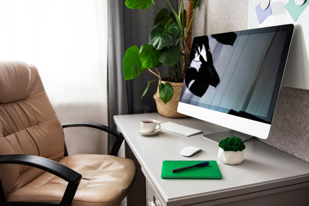 mesa de trabalho com cadeira adequada e plantas. Imagem ilustrativa para texto home office em apartamento pequeno.