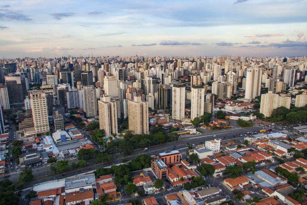 Imagem de avenida e construções em bairros nobres de São Paulo.
