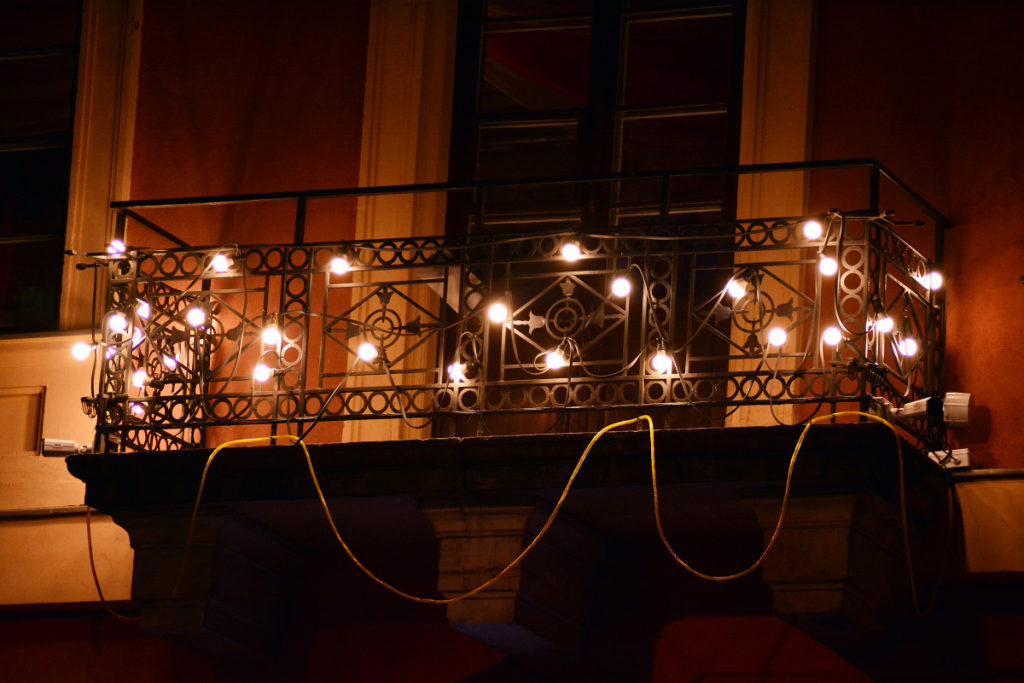 Varanda iluminada com pisca pisca. Imagem ilustrativa para texto decoração de natal para varanda.