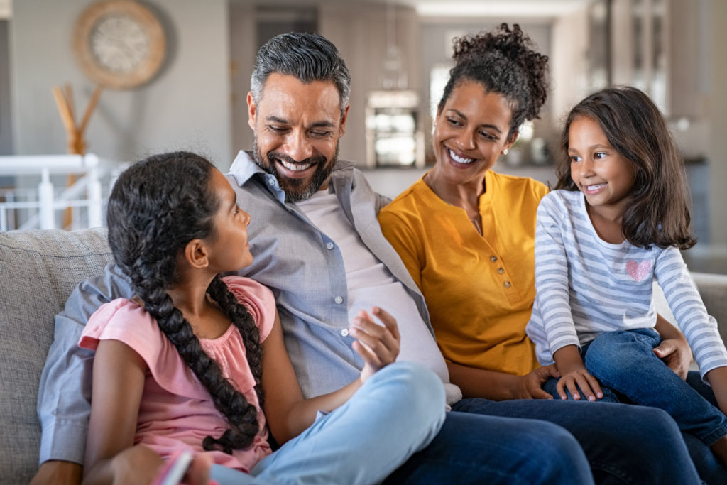 Família reunida em sala de casa. 