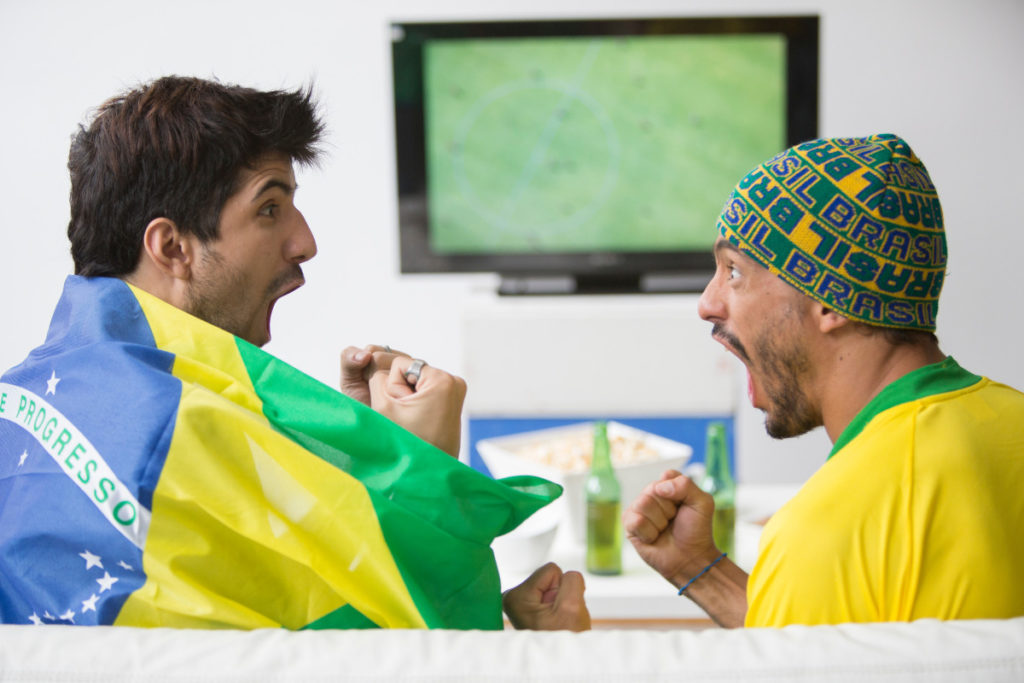 Dois torcedores assistindo jogos. Imagem ilustrativa para texto decoração copa do mundo.