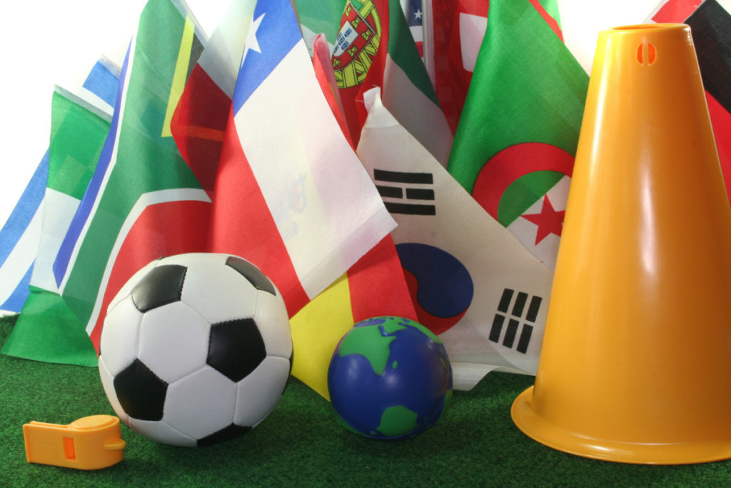 Bola de futebol e bandeiras e países. Imagem ilustrativa para texto decoração copa do mundo.