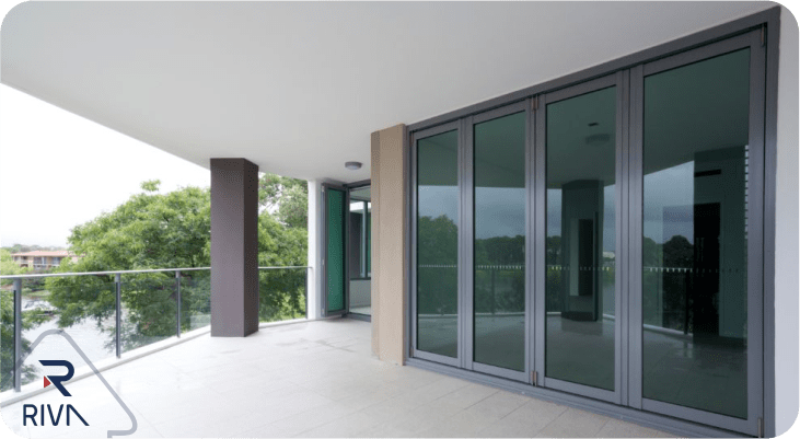Conheça as opções de cortina de vidro para varanda e os benefícios que ela oferece Riva Incorporadora