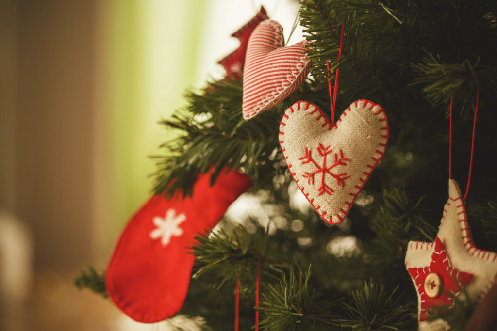 decoração de natal para sala com árvore e detalhes pendurados.