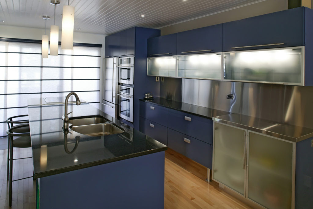 cozinha americana com pia na ilha e decoração azul.