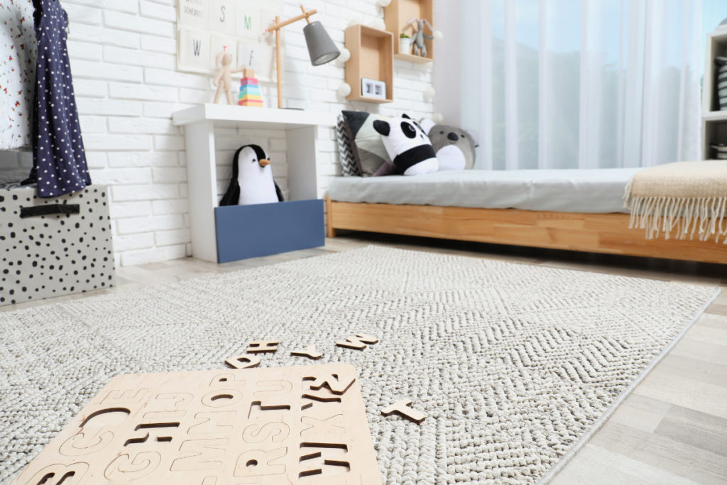 quarto montessoriano pronto para uso com brinquedos e móveis.