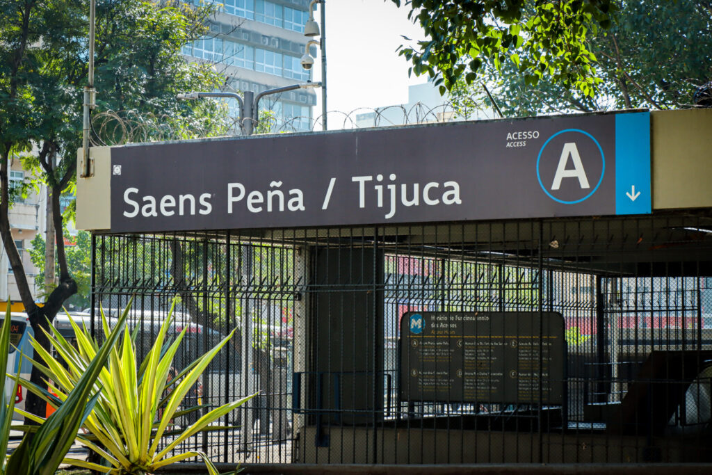 Imagem da placa de frente do metrô Saens Peña/Tijuca que o atende o bairro Andaraí, Rio de Janeiro